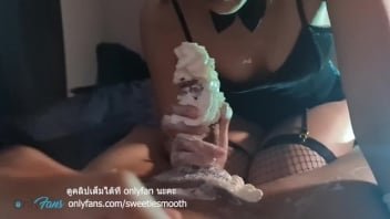 18yed 真实的泰国色情片剪辑 甜美的阴茎，因为有了奶油，泰国女孩把奶油倒在她的阴茎上，抓住了风筝。非常美味。它应该在嘴里爆炸。

